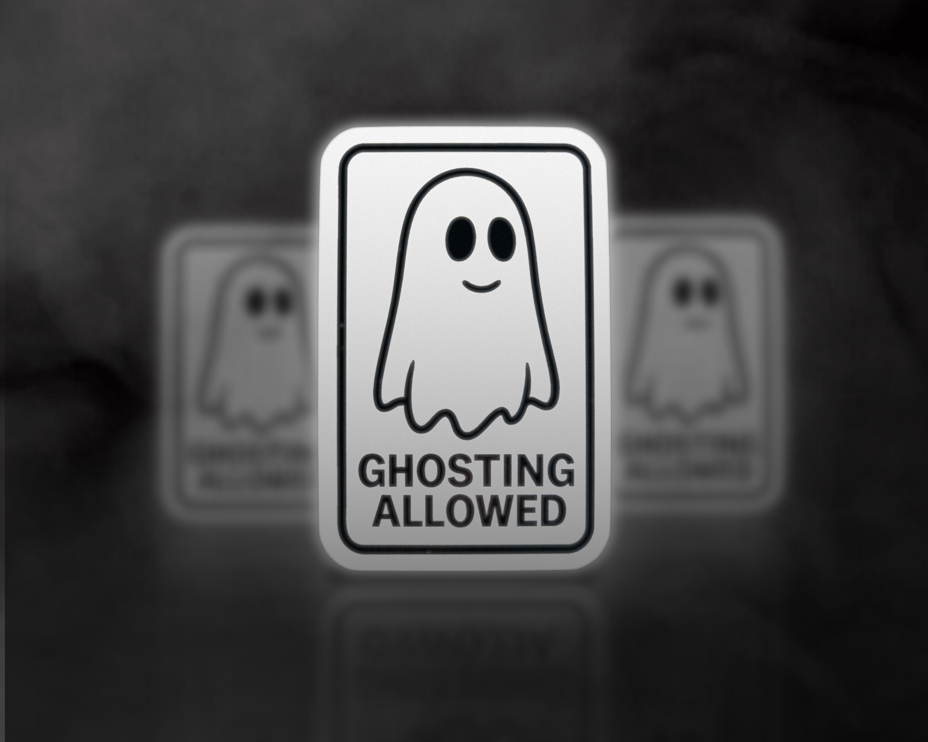 Et skilt med en smilende spøkelse og teksten "Ghosting Allowed" mot en mørk bakgrunn.