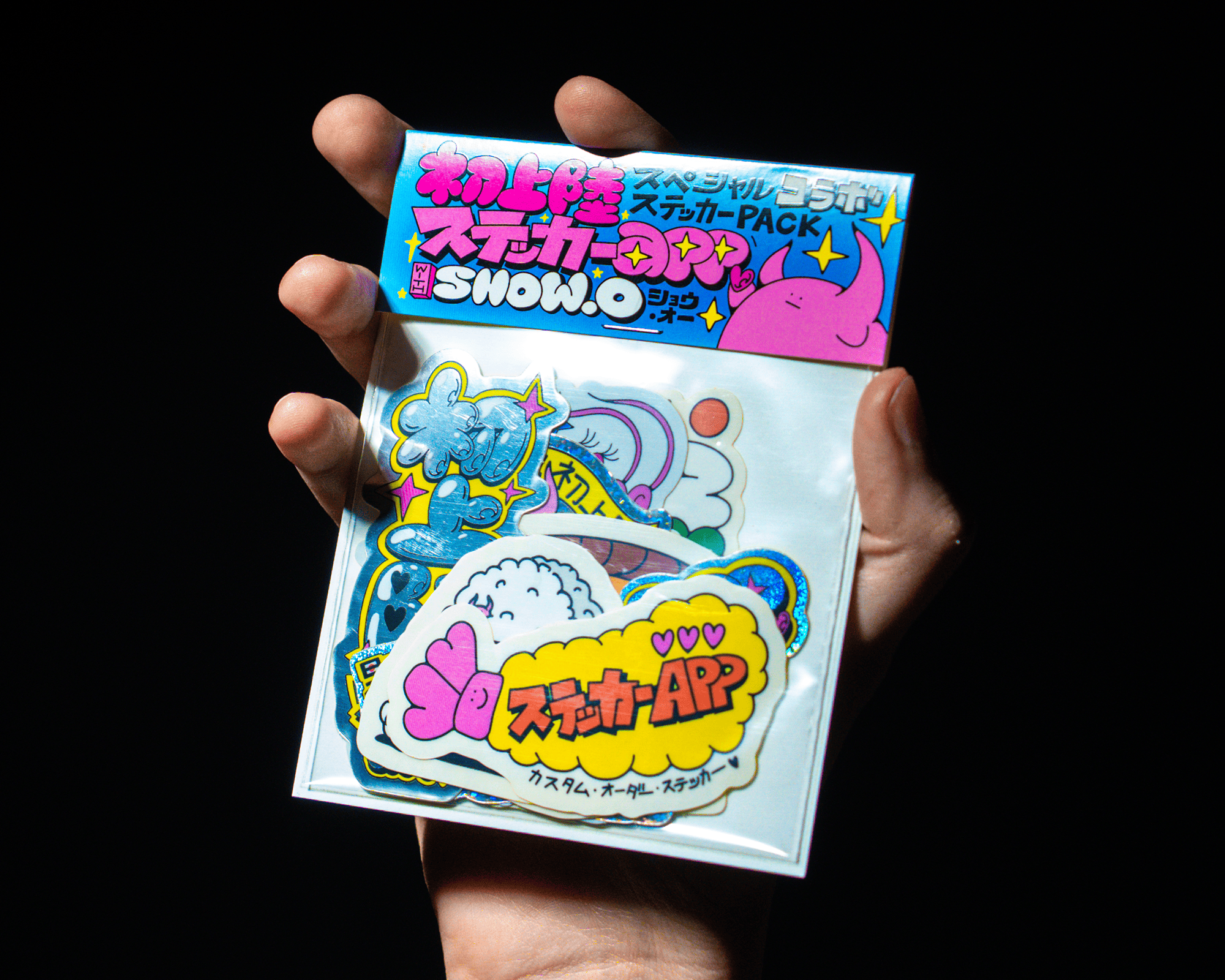En hånd som holder en stickerpakke