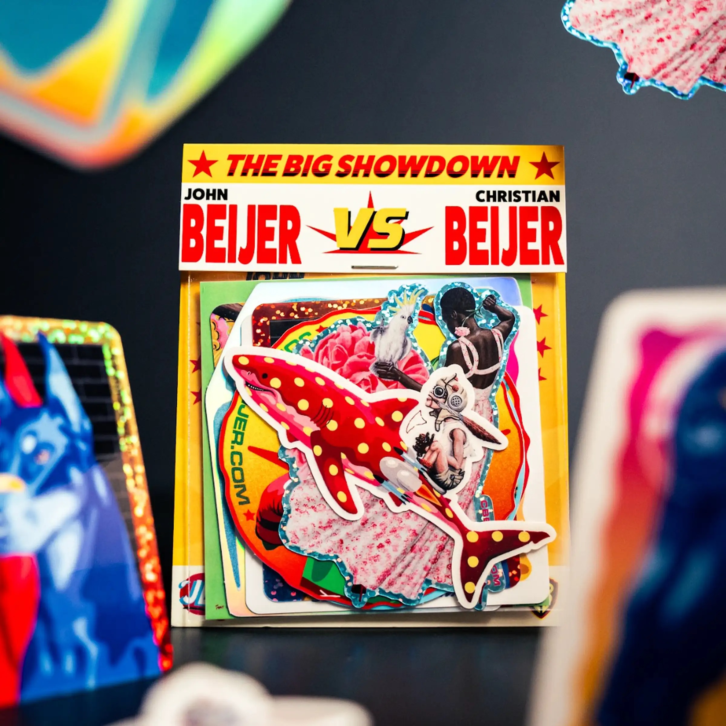 «The Big Showdown»-stickerpakke fra John og Christian Beijer med glitter- og holografiske klistremerker
