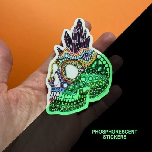 Glow in the dark skull stickers made by mpgautheron