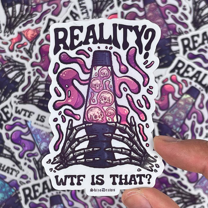 Konturskåret klistremerke i vinyl av skjeletthender som holder en lavalampe, med svevende hodeskaller og teksten «REALITY? WFT IS THAT?», mot en bakgrunn av klistremerker.